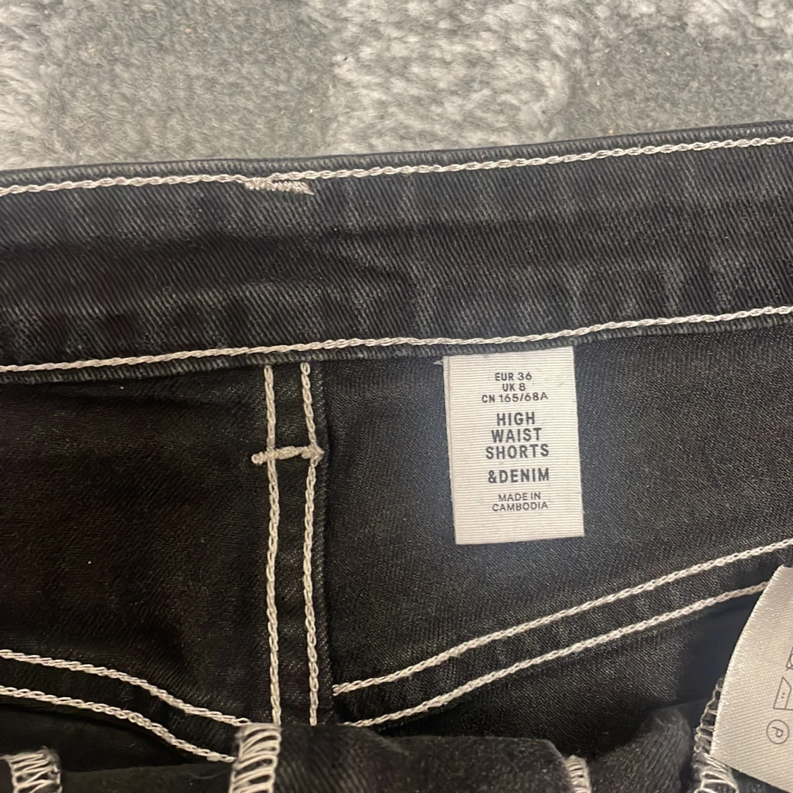 Svarta högmidjade jeansshorts - 2