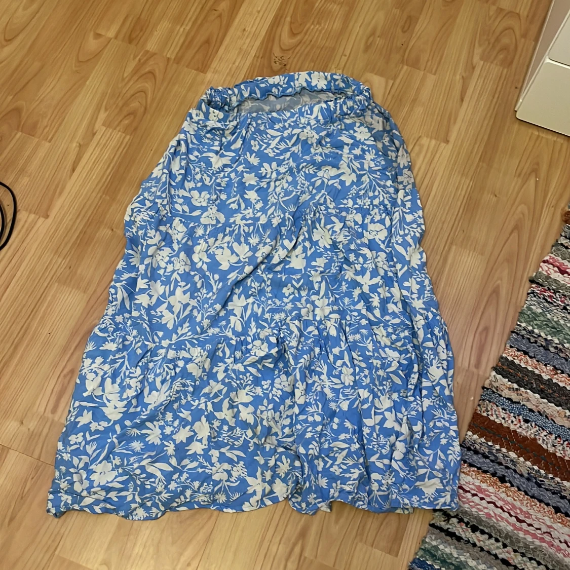 Blåvit blommig långkjol