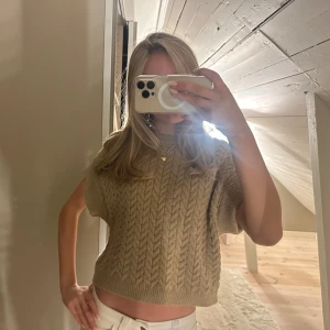 Beige stickad croppad tröja - Döör för denhär tröjan😍😍 #sthlmstil #valentino 