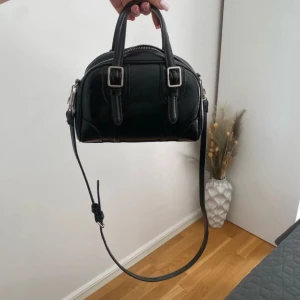 Väska från Zara  - Väska från Zara som är använd men ändå rätt bra skick 