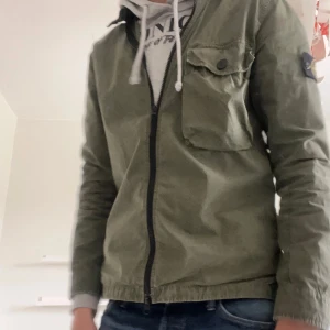 Stone Island overshirt  - Riktigt fet Stone Island overshirt i mörkgrön. Storlek M. Riktigt fett och eftertraktad modellen är 190 så passar runt 180 nypris runt 7000