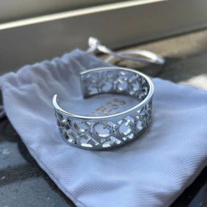 Armband - Guess - Säljer detta oanvända armband från märket Guess. Justerbar storlek!