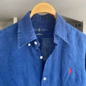 Ralph lauren linneskjorta  - Säljer denna rikigt feta Ralph lauren linneskjortan!⭐️Storlek S SLIM FIT!🙌Skick : 9,5/10!🤝Hör gärna av er om ni har funderingar!👍