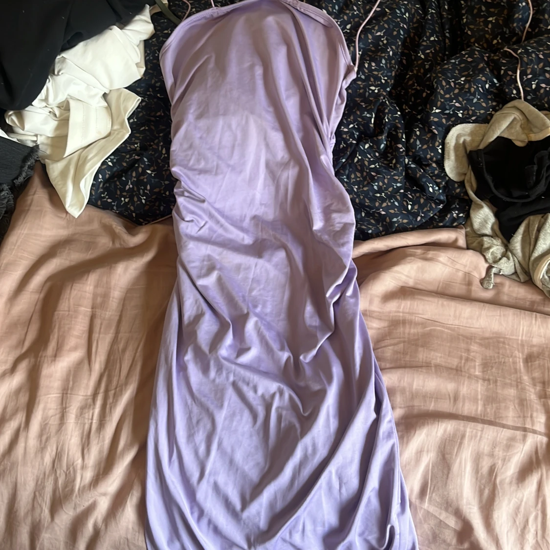 Ljuslila långklänning med slits och detalj i ryggen perfekt för bal eller bröllop