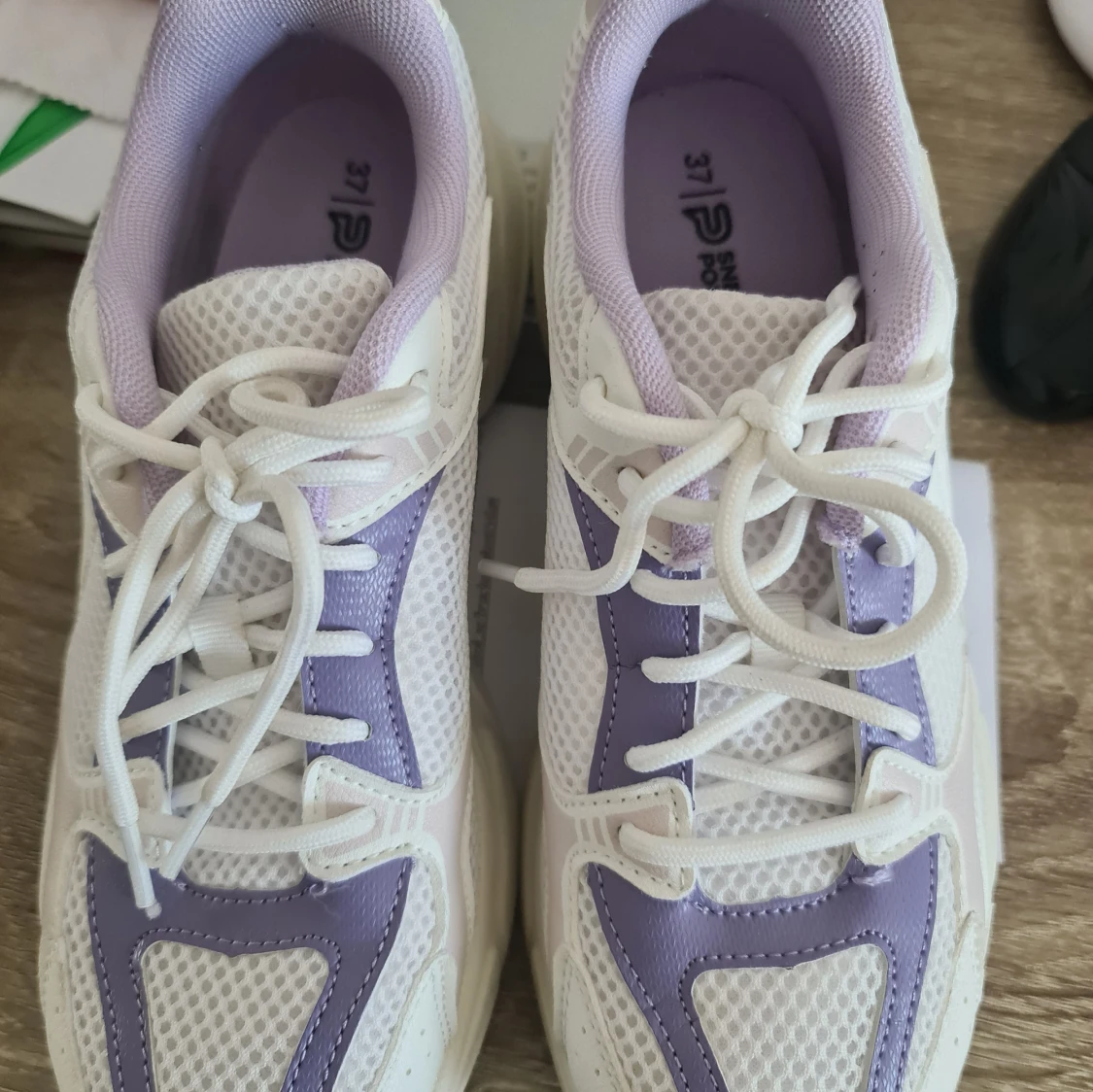 Vita och lila sneakers med mesh - 1