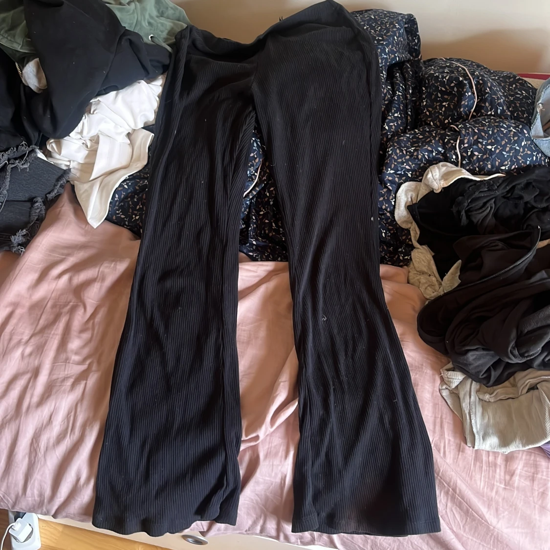 Svarta ribbade utsvängda byxor från H&M Divided