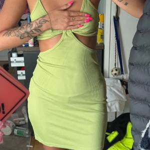 Ljusgrön ribbad cut out klänning - Superfin grön klänning som inte kommit till användning.