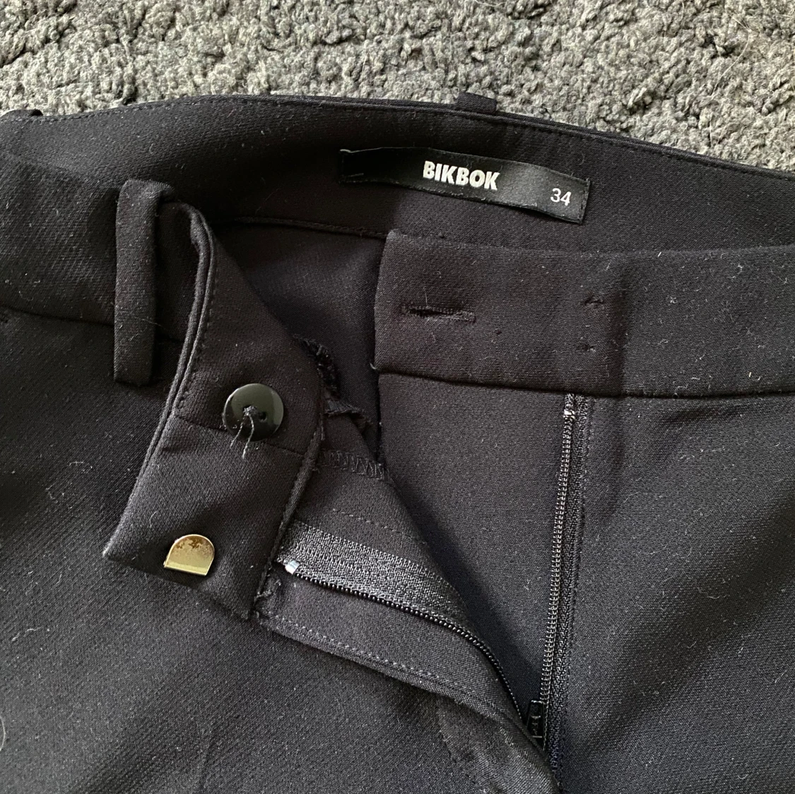 Svarta lågmidjade kostymbyxor från BikBok - 2