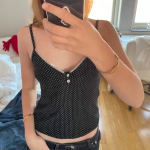 Prickigt blått linne från brandy Melville - Helt oanvänt vitt och mörkblått prickigt linne. Lappen finns kvar och den är köpt från brandy Melville. Det är onesize men passar xs-m bäst.