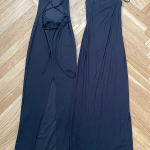 Svarta långa klänningar med snörning - Två svarta långklänningar i enkel och stilren design. Ena klänningen har snygg snörning i ryggen och slits framtill, medan den andra är rak och minimalistisk. Perfekta för dig som gillar en clean look med en twist. 