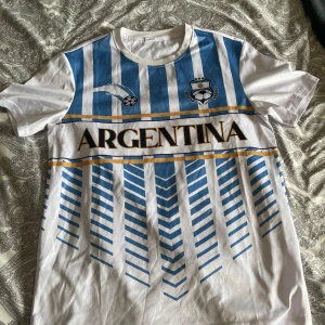Fotbollströjor - Storlek S, funkar även för M. Mycket bra skick. Pris: 50kr/styck.