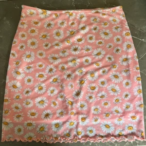 blommig minikjol från Monki - Supersöt rosa minikjol från Moki i strl. S 🧚🏽🧚🏽. Endast använd 2 ggr