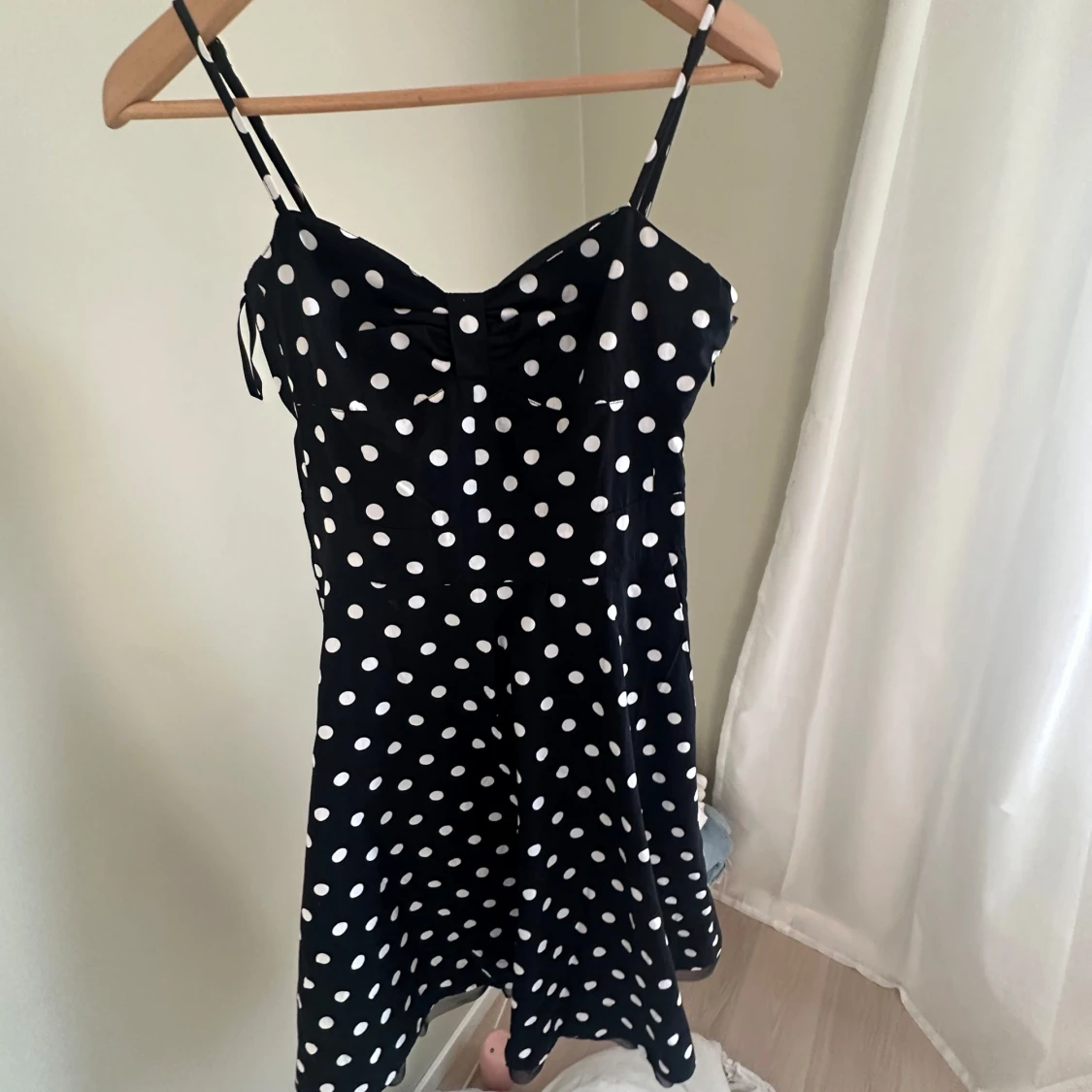 Svart prickig kort klänning - 1