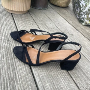 Låga klackskor - Ett par fina svarta klackar!🤩 Har ej kunnat använda dem då de var för små. Det står att de är i storlek 39 men tycker själv att de kändes som storlek 38. 