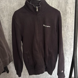 Champion- Zip - En sweatshirt med krage och dragkedja från Champion i storlek xs