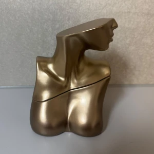 Billie Eilish parfym (100 ml) - Billie Eilishs ”originalparfym” i 100 ml som knappt är använd. Luktar supergott av vanilj men säljer då jag har för många parfymer💌