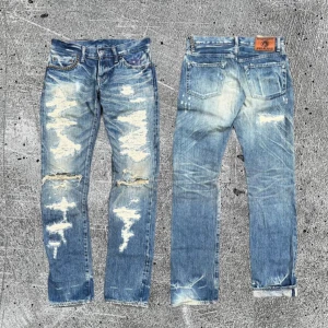 Distressed blå jeans från Hysteric Glamour - fetaste hysteric jeansen du kommer att hitta. selvedge denim rakt från japan. kontakta för mer info, bilder. NVR archive.