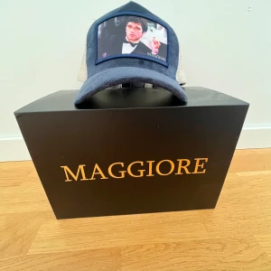 Maggiore Keps - Tja, säljer en keps från märket Maggiore som är Limited Edition kepsen är i ett ny skick då en har använts max 5 gånger. Ny pris 799kr.