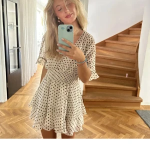 Prickig kortklänning med volang - ❣️Är inte hemma förrän 8 juli så tryck inte på köp nu❣️Lånade bilder! Så söt klänning från Zara som inte säljs längre. 