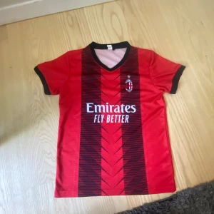 Zlatan tröja Ac Milan - En riktigt skön och nästan oanvänd tröja. Köpt i Italien. Är ej autentisk så därför är priset så bra.