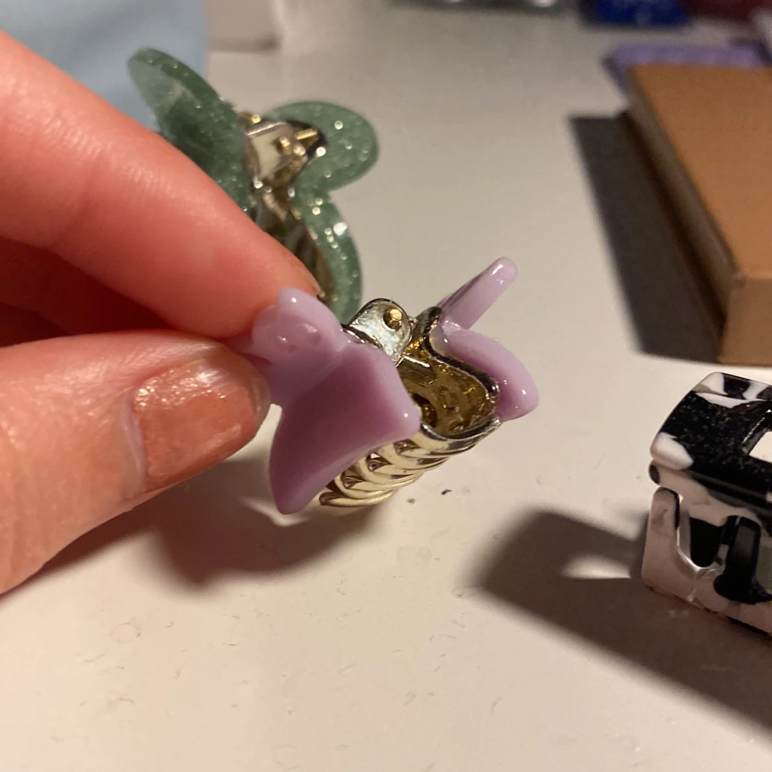 Tre trendiga hårklämmor i olika färger - 2