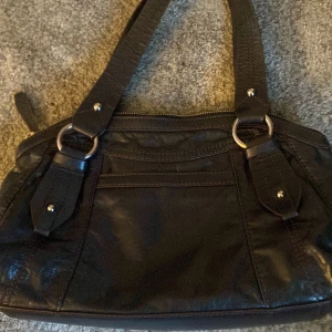 Svart väska - Säljer min svarta vintage handväska för att den inte kommer till användning nått mer. Använd men i bra skick!