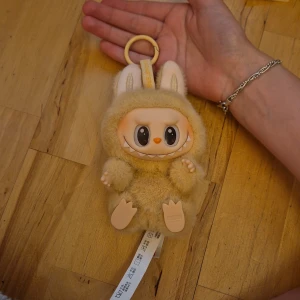 Pop Mart Labubu BABA Have a seat  - ÄKTA Labubu från Have a seat kollektionen!! Sort: Baba  från popmart. Du får med labubun+ hela förpackningen+ klistermärken. Den har en nyckelring så du kan använda den på din väska t.ex. ALDRIG använd. Skriv till mig om du är intresserad av köp eller har några fler frågor🫶🏼