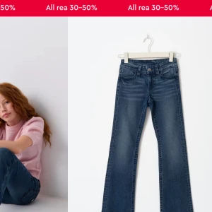 Blå bootcut jeans med lätt tvätt - Slutsålda Gina young jeans. Snygga blå jeans med bootcut-snitt och klassisk femficksdesign. Jeansen har en lätt tvättad look och subtila slitningar framtill. Perfekta för dig som gillar en tidlös och avslappnad stil.