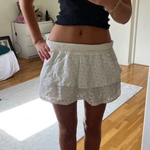 Vit volangkjol med broderade prickar - Säljer en supersöt volangkjol🤍🤍