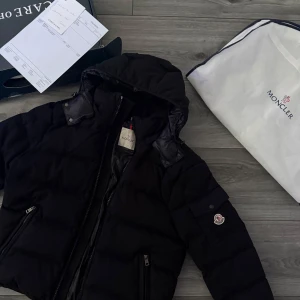 Moncler - Montgenevre  - •Endast Seriösa Köpare Tack!•  Moncler Montgenevre Flannel Down Jacket – Svart (Modell 2024/2025) Nypris: 19 500 kr Mitt pris: 12 500 kr (Går att diskutera vid snabbaffär)  Säljer min Moncler Montgenevre i svart flanell – modell 2024/2025. Jackan har använts under förra vintern men är fortfarande i mycket fint skick. Väldigt varm och skön, perfekt för svenska vintrar.  Anledningen till försäljningen är enkel: jag hittade en annan jacka jag velat ha länge som just nu är på erbjudande, så jag pass