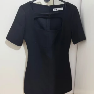 Svart klänning  - En kort svart klänning från Zara i stl S som aldrig är använd säljs för 200 kr.