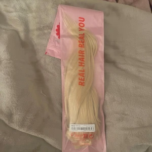 clip on löshår blont  - ljusblont äkta löshår från shein med clips, super fint bara använt en gång på bal! 💗 ca 30-35cm långt o består av 7 olika delar se på bilden! nypris 328:-💗