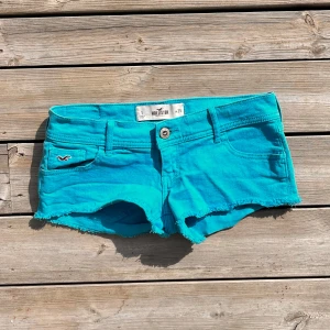 Lågmidjade blåa shorts - Supersöta knallblåa shorts från hollister, W25 fråga för mått😊
