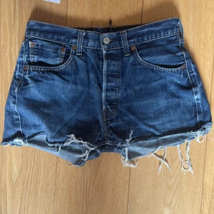 Levis jeans shorts  - Säljer dessa jeansshorts ifrån Levis. De är i modellen 501. Lite slitna vid byxgrenen men inget som syns💕