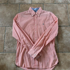 Morris skjorta  - En snygg skjorta i bra skick utan några som helst anmärkningar. Storlek 40 vilket motsvarar ungefär M. Hör av er vid ytterligare frågor annars fritt fram att köpa!                                            (Postar inom 24h)