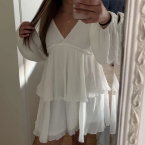 Volangklänning från Nelly  - Säljer denna fina klänningen från Nelly som endast e använd en gång, i storlek 38 och sitter perfekt på mig som är 167💕 som ny skick