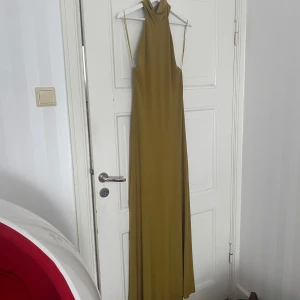  långklänning från Zara - Garderobsrensning pågår! 👗 Shoppa loss bland en massa fina plagg. Kika in på min sida, så kanske du hittar något mer du gillar!  Har du frågor om ett plagg? Tveka inte att höra av dig!  (OBS: Kan tyvärr inte ta bilder med plaggen på.)
