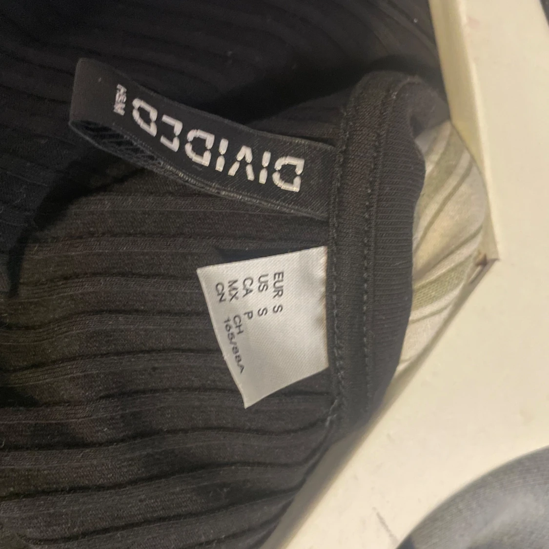 Svart ribbad kortklänning med krage - 4