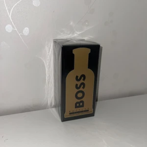 Boss Bottled Elexir - Boss Bottled Elexir. Ett av det bästa släppen från hugo boss. Maskulin, kryddig och låmgvarit doft som påminner om en sötare Dior Sauvaage Elexir. Kommer oöppnad.