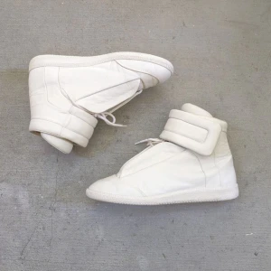 INTRESSEKOLL Maison Margiela Futures High - Skorna är helt nya, inga defekter. Skriv gärna om du undrar något.