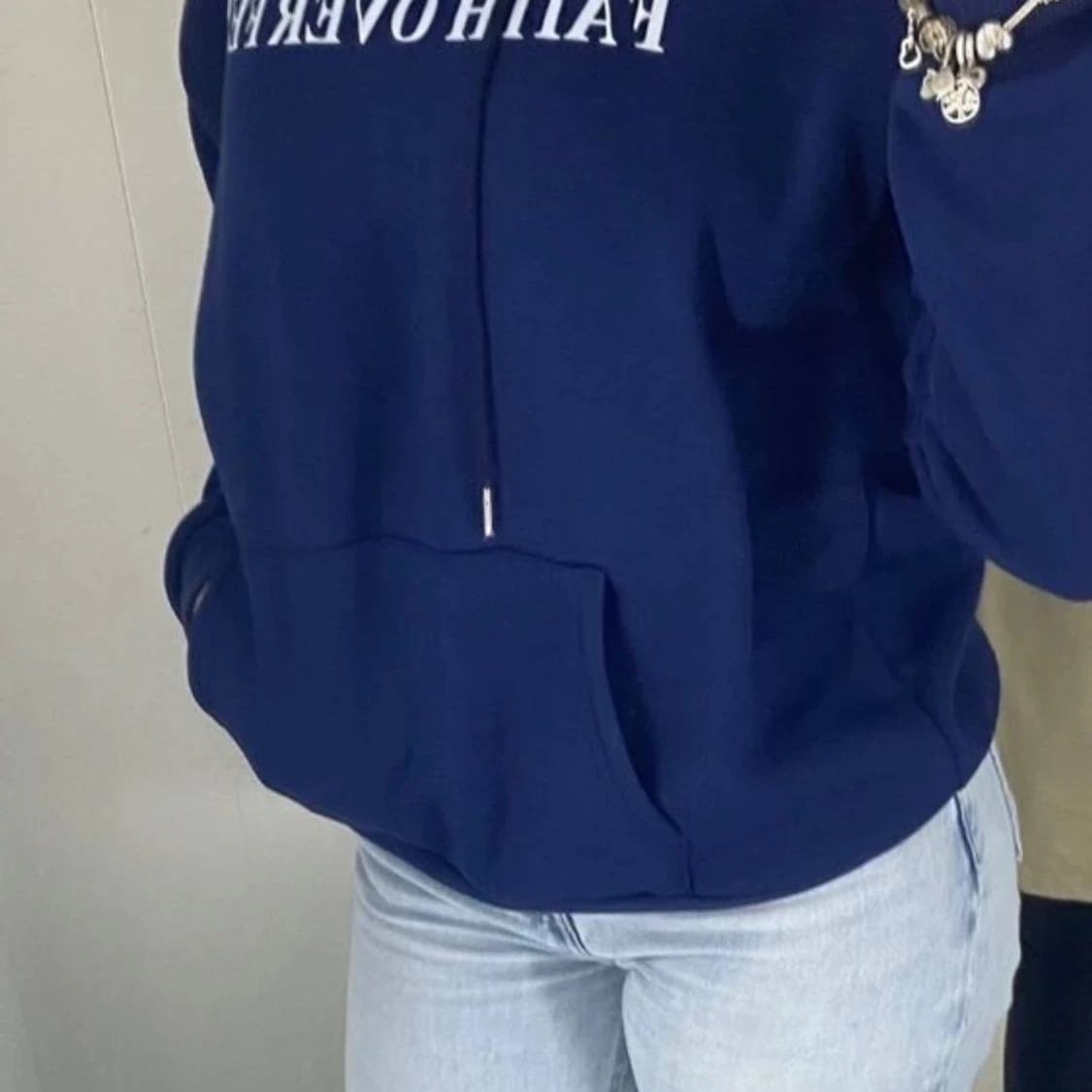 Marinblå hoodie Faith Over Fear - 1