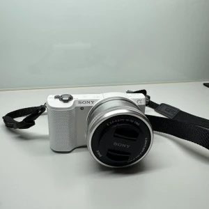 Sony a5000 - Sony digitalkamera, modell Alpha 5000, med vridbar skärm och 16-50mm objektiv. Kameran har WiFi, 20,1 megapixlar och är perfekt för dig som vill ta snygga bilder eller vlogga. Passar både nybörjare och dig som vill ta din fotografering till nästa nivå. Fint skick, fungerar som den ska. Saknas kartong, laddare och minneskort medföljer.