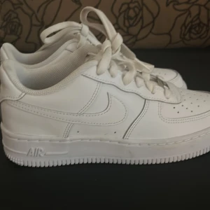 Nike Air Force 1 vita  sneakers - Nike Air Force 1 – vita – storlek 36.5  Säljer mina vita Nike Air Force 1 i storlek 36.5 De är helt nya och oanvända, men tyvärr lite för små för mig. Hann gå över 30 dagars returperioden, så kan inte lämna tillbaka dem.  Storlek: 36 Skick: Nya, aldrig använda Pris: 1100kr köpta för 1700kr   Perfekta för dig med mindre storlek – skriv vid intresse!