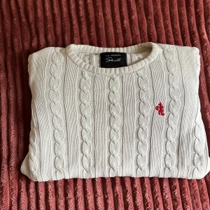 Stickad tröja  - En fin vit stickad tröja i bra skick 