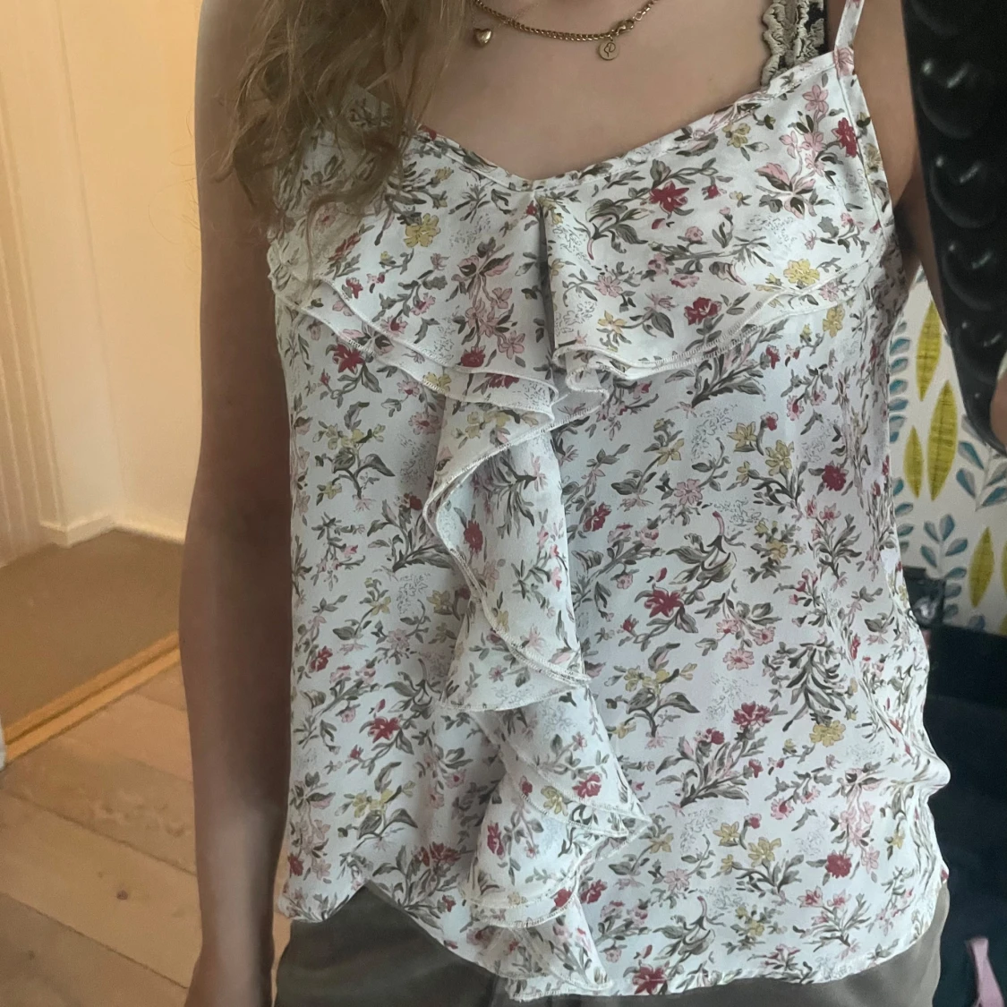 Blommig linnetopp med volang - 1