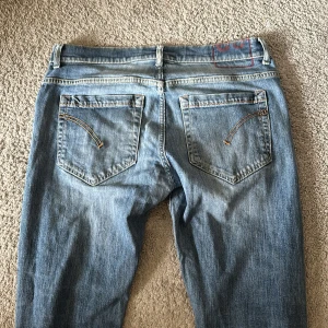 Dondup George ( Sommarens färg ) - Model: Donduo goerge, Nypris: 3500kr, skick: 7/10, mitt pris: 599, köp dessa och ett par Replay jeans i storlek w31 för 1299kr och få en polo piké grattis på köpet, lägg ett bud eller köp direkt, MVH// Hypetrends