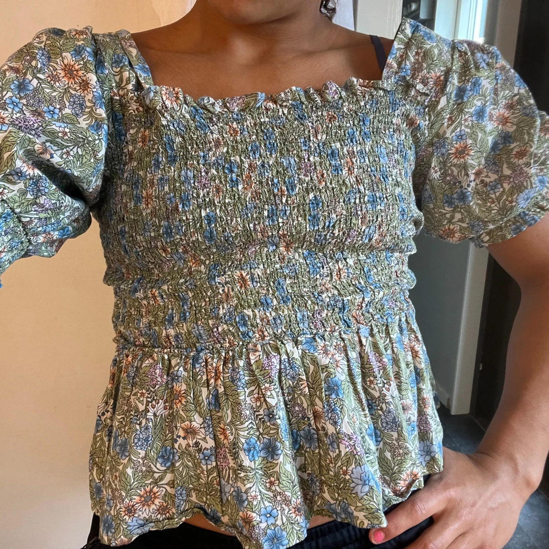 Blommig topp från mango med volang - 3