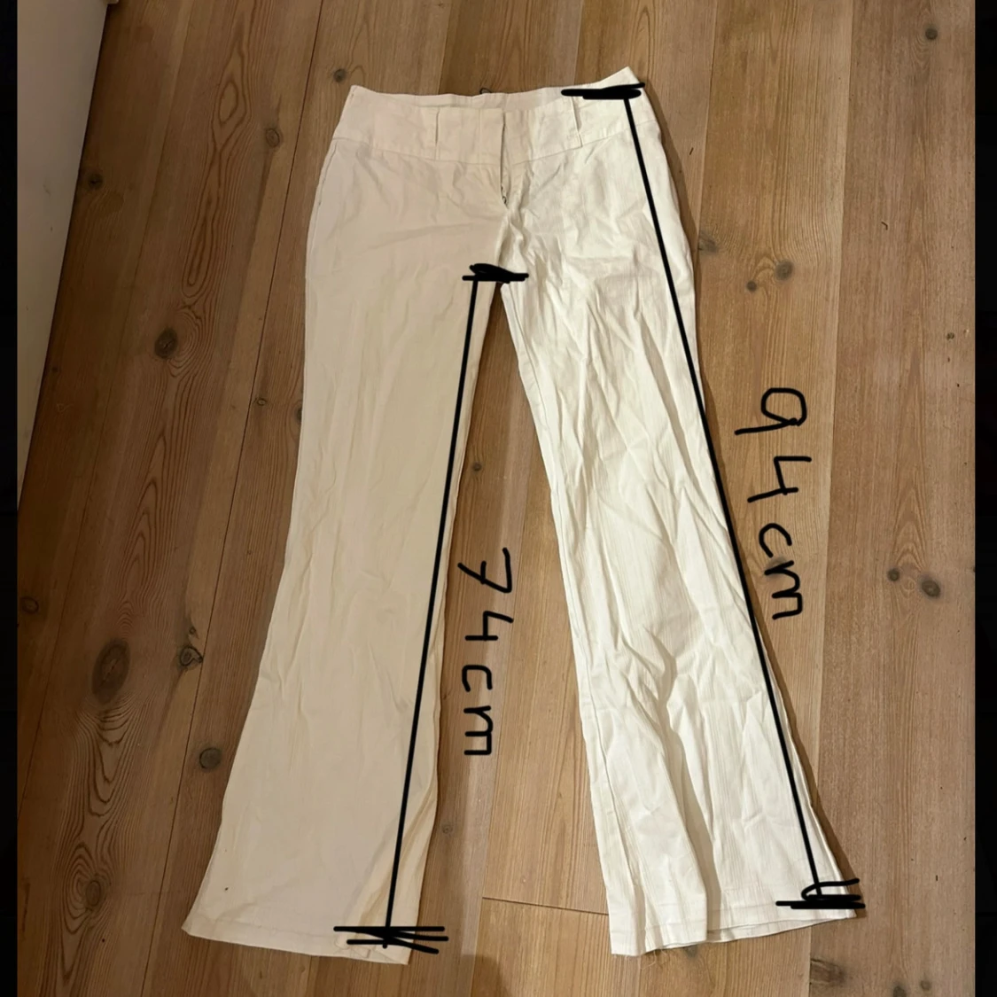 Vita kostymbyxor med diskreta ränder - 4