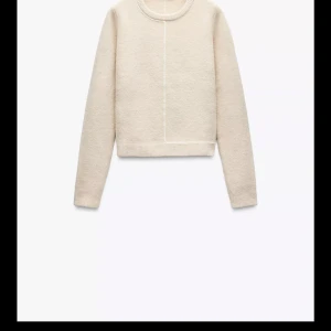 Beige stickad tröja - Säljer en beige stickad tröja från Zara med lite vita detaljer. Perfekt för kyligare dagar och enkel att matcha med olika outfits. Skriv om ni har frågor eller funderingar💞