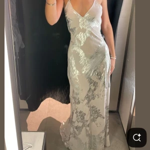 Balklänning - Klänning från Zara, endast använd en gång. Perfekt till bal eller liknande🌟💫 (lånad bild) 
